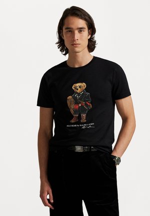 CUSTOM SLIM FIT POLO BEAR JERSEY T-SHIRT
 - T-shirt con stampa - fa25 polo black holiday bear