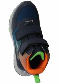 Scarpa da escursionismo blu navy con tessuto testurizzato, due cinture in velcro nere e dettagli multicolori: arancione, verde e sabbia. Presenta un colletto imbottito.