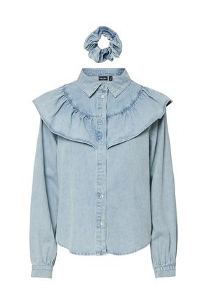 Chemise en denim bleu clair avec un grand col à volants, une fermeture à boutons sur le devant et des manches longues. Livrée avec un élastique assorti.