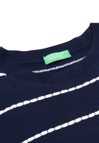 Maglione lavorato a maglia blu navy con righe bianche orizzontali, colletto a coste e etichetta verde con il testo "United Colors of Benetton".