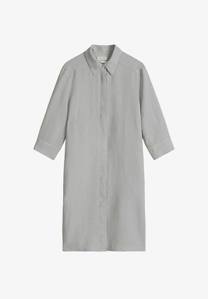 Jasnoszara, sięgająca do kolan sukienka koszulowa z rękawami 3/4, ukrytym rzędem guzików i klasycznym kołnierzem, prezentowana na białym tle.