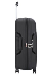 Valigia rigida nera con manico estraibile, serratura a combinazione e quattro ruote. Presenta un design elegante e accenti testurizzati.