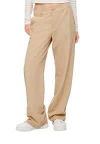 Beige streepjesbroek met een relaxte pasvorm, voorzien van een knoopsluiting, zijzakken en een gladde stoftextuur.