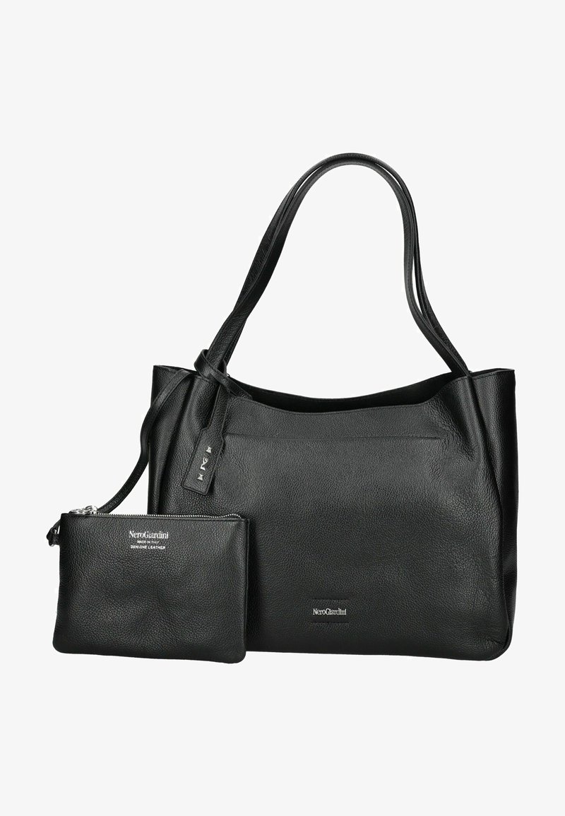 Sac fourre-tout en cuir noir avec texture lisse, deux poignées et détail du logo. Inclut une petite pochette zippée assortie.