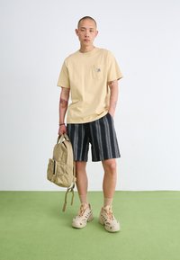 Carhartt WIP POCKET - Navadna majica - cornsilk