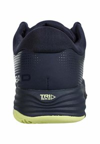 Zapatilla deportiva azul marino con parte superior texturizada, cuello acolchado y suela de caucho que presenta un acento verde claro y detalles de logo.