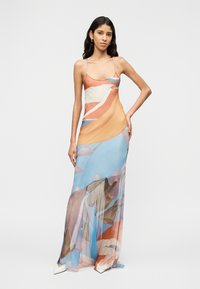 Πολύχρωμο, αμάνικο φόρεμα μάξι με αφηρημένο σχέδιο σε πορτοκαλί, μπλε και κρεμ, με πλισέ φούστα και λεπτές τιράντες.