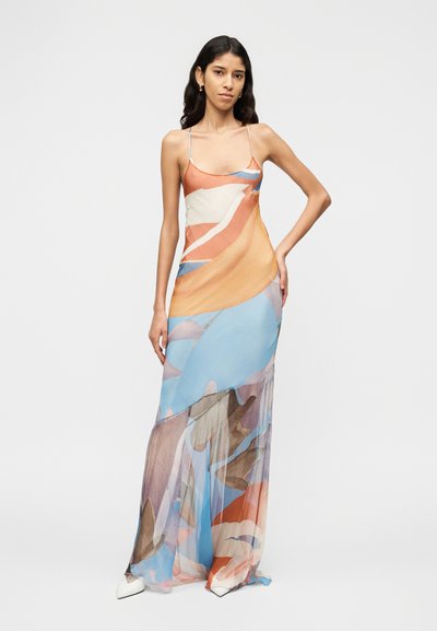 Πολύχρωμο, αμάνικο φόρεμα μάξι με αφηρημένο σχέδιο σε πορτοκαλί, μπλε και κρεμ, με πλισέ φούστα και λεπτές τιράντες.