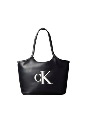 Sort lædertaske med dobbelte håndtag og hvid "cK" logo centreret foran.