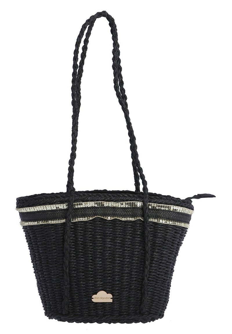Bolso tote negro tejido con asas trenzadas, presenta acentos metálicos y un borde superior en forma de ondas. Diseño duradero y ligero.