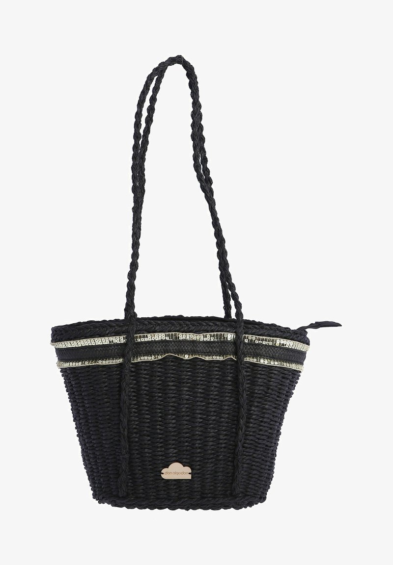 Bolso tote negro tejido con asas trenzadas, presenta acentos metálicos y un borde superior en forma de ondas. Diseño duradero y ligero.