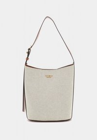 Sac en toile beige texturée avec une sangle en cuir marron et un logo doré sur le devant. Présente une forme seau et un design à ouverture supérieure.