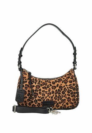Mała torebka na ramię z brązowym i czarnym wzorem w panterkę, czarnymi regulowanymi paskami, zamkiem błyskawicznym i przymocowaną skórzaną metką.