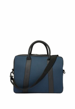 Niebieska, teksturowana teczka z czarnymi skórzanymi uchwytami, regulowanym paskiem na ramię oraz wytłoczonym napisem "CERRUTI 1881" na przednim pasku.