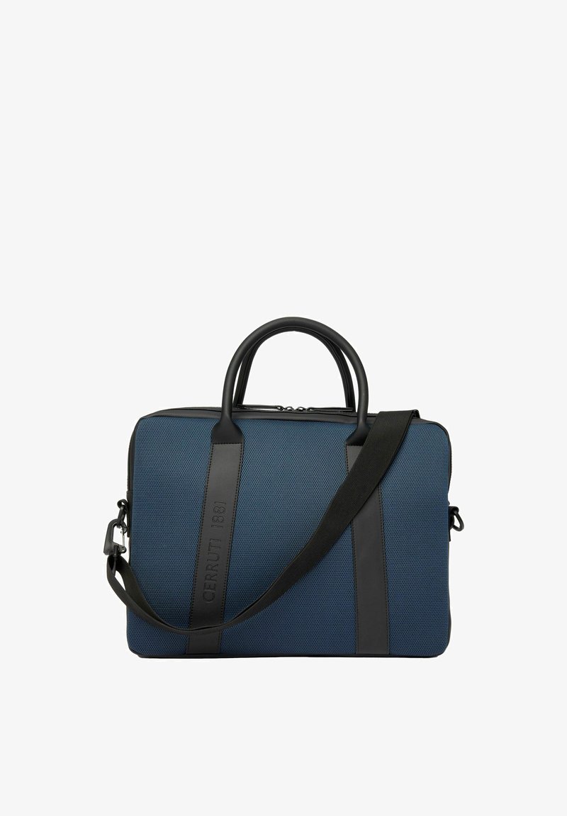 Maletín azul texturizado con asas de cuero negro, correa ajustable para el hombro y el nombre "CERRUTI 1881" en relieve en la correa frontal.