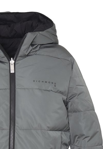 Giacca a vento grigia con cappuccio, caratterizzata da una trapuntatura orizzontale, zip nera e logo "RICHMOND" sulla parte anteriore, in tessuto lucido e liscio.