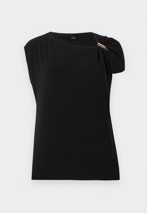 Haut noir sans manches avec détail froncé et fermoir doré sur l'épaule gauche, tissu lisse, col rond.