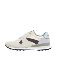 Zapatilla de ante beige claro con acentos en burdeos oscuro, una entresuela texturizada en color crema y una etiqueta en el talón azul-gris. Presenta un sistema de cordones tradicional.