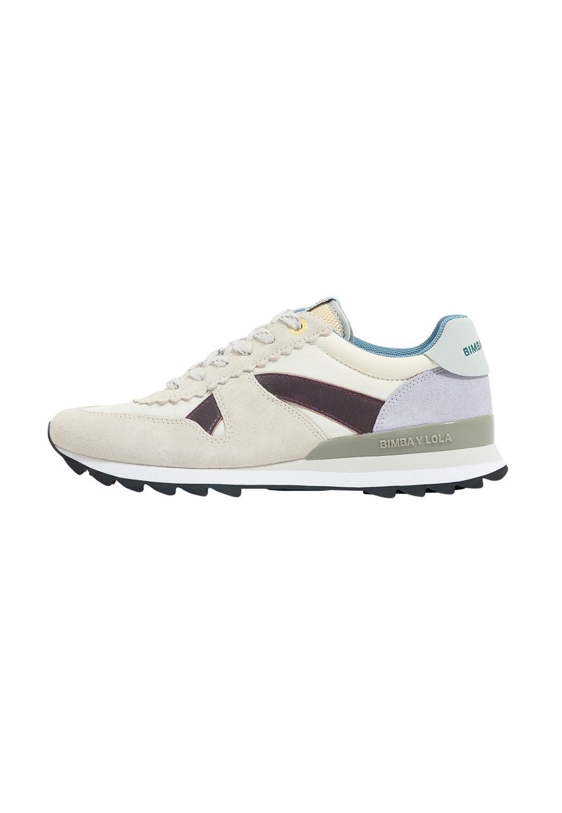 Zapatilla de ante beige claro con acentos en burdeos oscuro, una entresuela texturizada en color crema y una etiqueta en el talón azul-gris. Presenta un sistema de cordones tradicional.