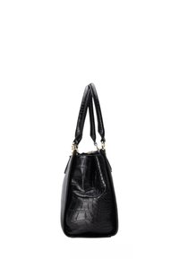 Borsa nera in pelle liscia con texture a stampa coccodrillo. Presenta doppi manici,hardware in tonalità oro e una forma strutturata.
