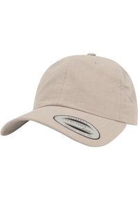 Beige baseballcap met een gebogen rand, gemaakt van zachte stof. Beschikt over een gestikt ontwerp en een ovale label aan de voorkant.
