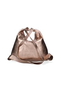 Borsa in bronzo metallico con superficie morbida e texturizzata, accentuata da cinture incrociate e design a apertura superiore. Inclusa tracolla lunga regolabile.