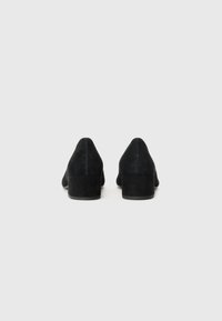 Svarte semskede hæler med firkantet hæl; enkelt design med en glatt tekstur. Skoene har spiss tå og matt finish.