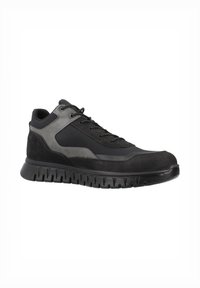Scarpa sportiva nera con tomaia in rete testurizzata, inserti in pannelli grigi e suola in gomma spessa e flessibile. Presenta chiusura con lacci e un design robusto.