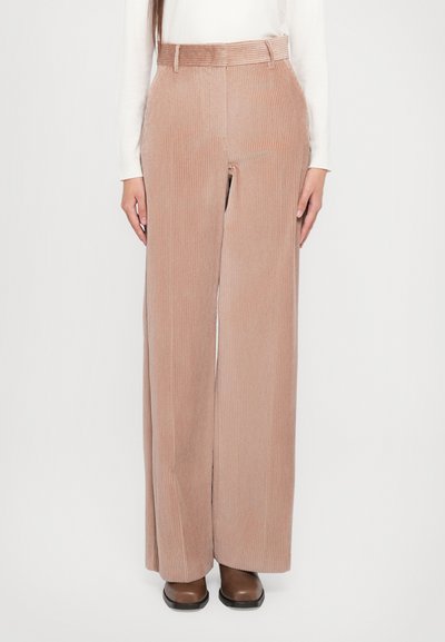 Pantalones de pana anchos color marrón claro con rayas verticales, de tiro alto y con cinturilla, combinados con Calzado marrón.
