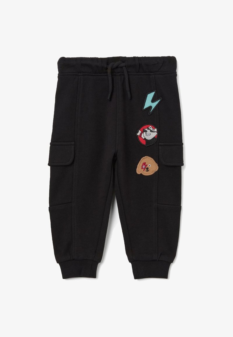 Schwarze Jogginghose mit elastischem Bund, ausgestattet mit drei bunten gestickten Patches: einem Blitz, einer Figur und einem Bären.