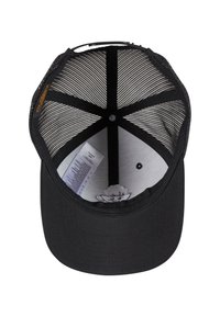 Casquette noire avec une partie avant structurée, un dos en maille, un visière plate et une étiquette intérieure. L'intérieur est gris avec un trou de ventilation central.