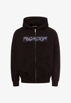 Črna zip-up kapuca iz mehkega materiala, z izrazitim grafičnim napisom "PEGA-DOR" na prsih in dvema sprednjima žepoma.