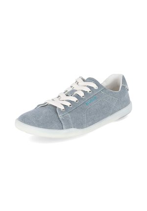 Legerer Low-Top-Sneaker aus hellblauem Stoff mit weißen Schnürsenkeln und Sohle, feiner Naht und kleinem blauem Logo an der Seite.