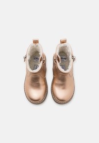 Metaliczne różowe złote botki za kostkę z futerkiem, zaokrąglony czubek, boczne zamki błyskawiczne i szyte gumowe podeszwy. Logo Disneya na wkładce.