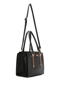Bolso negro hecho de material texturizado, con doble asas y una larga correa para el hombro. Acentos en tono dorado y forma estructurada.