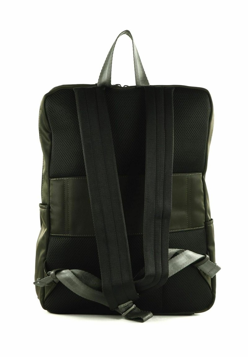 Mochila que presenta una combinación de malla negra texturizada y material verde oliva oscuro de superficie lisa. Se pueden ver las correas negras ajustables y la asa superior.