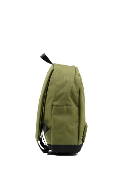 Sac à dos vert olive avec fond noir et poche latérale, vu de profil avec une bretelle et une boucle de poignée supérieure.