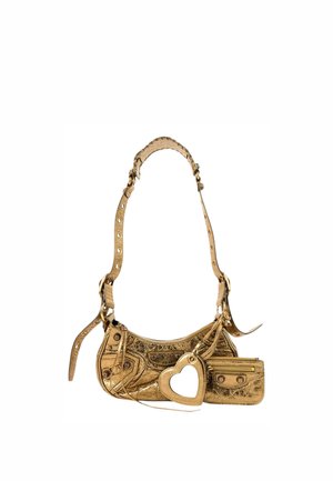 Kleine metallic gouden handtas met verstelbare band, voorvak met rits en een aangehechte hartvormige hanger en bijpassend muntenportemonneetje.