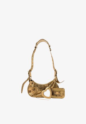 Kleine metallic gouden handtas met verstelbare band, voorvak met rits en een aangehechte hartvormige hanger en bijpassend muntenportemonneetje.