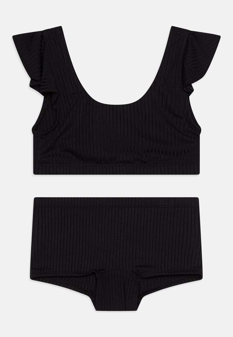 Svart ribbet bikini-sett med en crop top med volanger og matchende høyt liv-bunn. Myk tekstur, minimalistisk design.