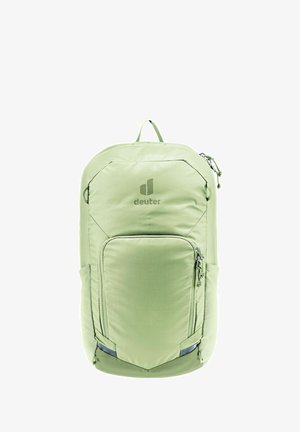Grüner Stoff-Rucksack mit einem Hauptfach, einer vorderen Reißverschlusstasche, Seitentaschen und Logodetails. Glatte Textur mit einem schlanken Design.