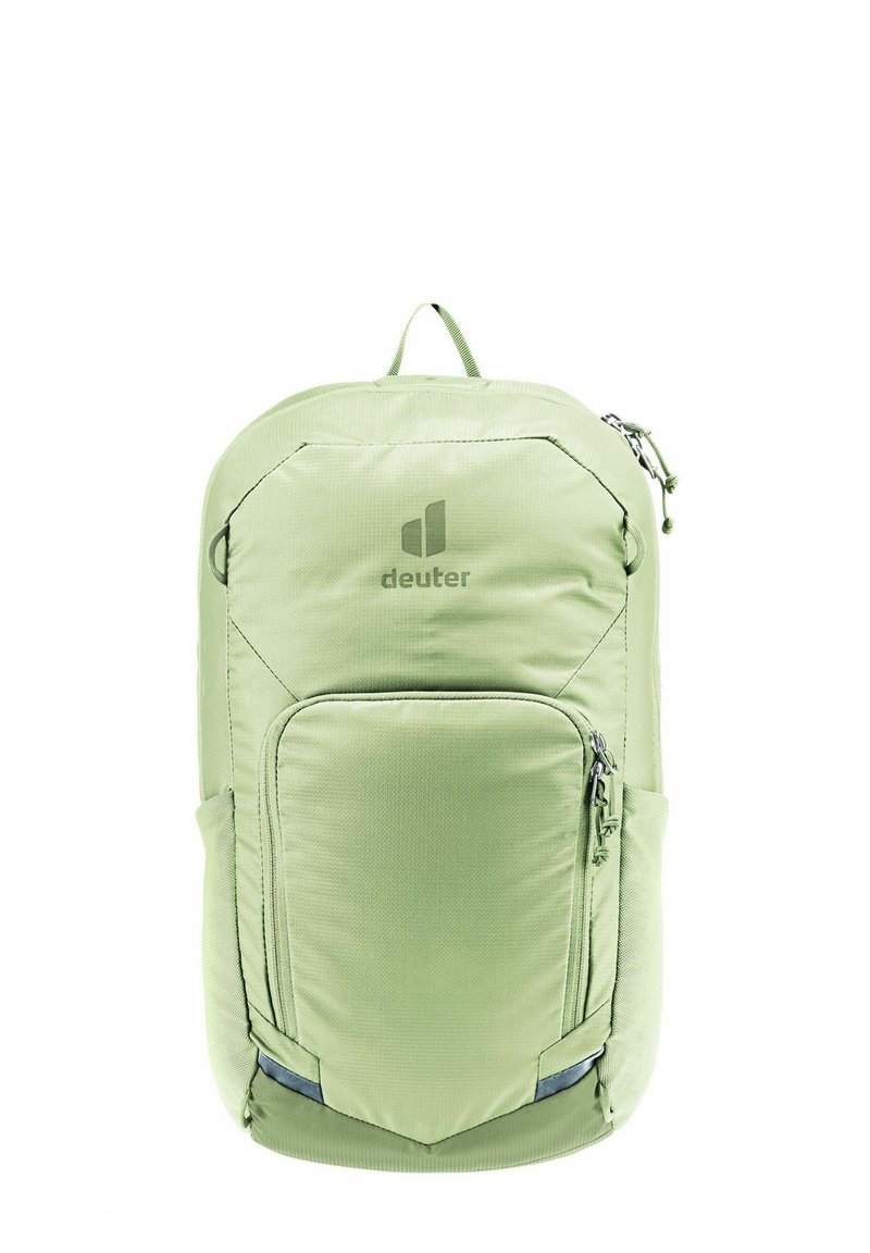 Mochila de tela verde con un compartimento principal, un bolsillo con cremallera en la parte frontal, bolsillos laterales y detalles de logo. Textura suave con un diseño aerodinámico.