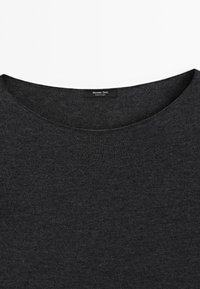 Sort langærmet top lavet af blødt, åndbart stof med en bred, rundet halsudskæring og minimal syningsdetalje. Brandetiket synlig.