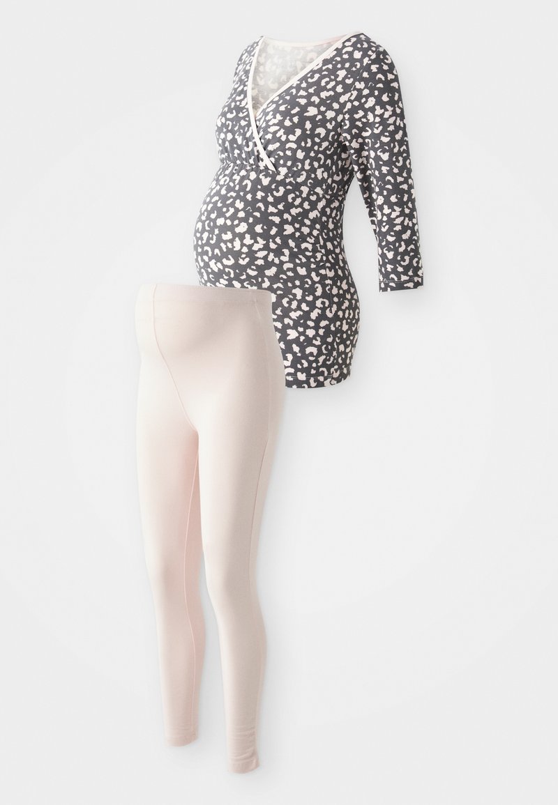 Top de maternidade com estampa animal cinza, decote em V e mangas três quartos; combinado com leggings elásticos rosa claro.