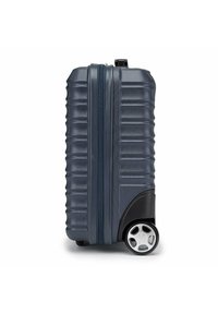 Valigia rigida di colore blu scuro, con superficie testurizzata, design rigato, doppia zip e base con una sola ruota per la mobilità.
