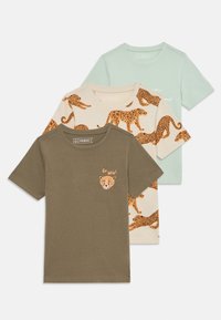 Tri majice s kratkim rukavima za djecu u maslinastoj boji s printom "Go Wild!" i licem leopard, krem boji s cjelovitim printom leoparda i svijetlozelenoj boji s tekstom.