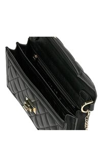 Černá prošívaná kožená kabelka s řetízkovým popruhem, vybavená zlatým uzávěrem, několika vnitřními přihrádkami a zipovou kapsou.