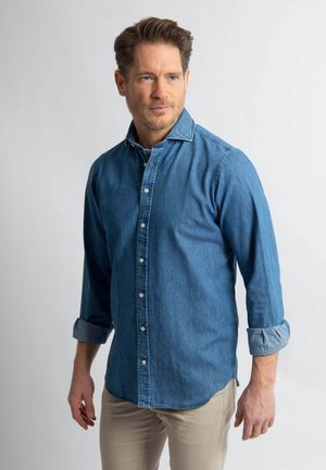 Denim overhemd met knopen in medium blauw, met lange mouwen, opgerolde manchetten en witte knopen. Soepele textuur met een klassieke snit en afgeronde zoom.