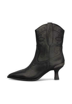 Botín cowboy de cuero negro hasta el tobillo con punta puntiaguda, costuras decorativas y tacón delgado de altura media.