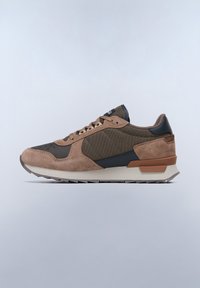Sneaker marrone scuro e beige con materiali in suede e rete, design con lacci, dettagli neri e suola in gomma testurizzata.